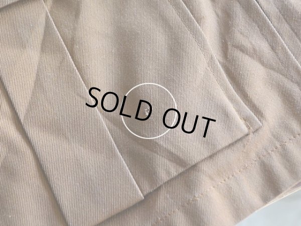 右裾ポケットに小さな傷。