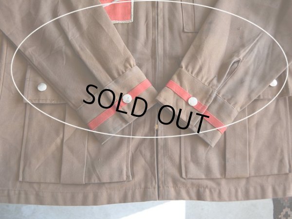 両袖に汚れと小さな傷。