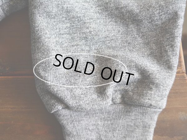 左袖口に僅かな汚れ。