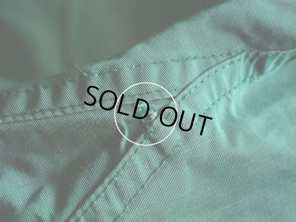 左袖口に小さなダメージ。