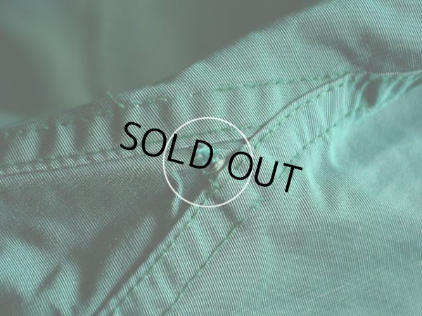 左袖口に小さなダメージ。