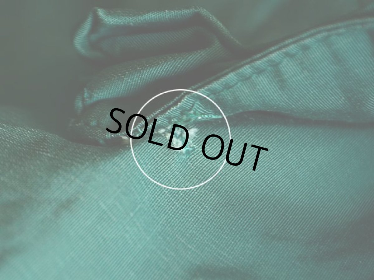 左裾ポケット付け根に僅かなダメージ。