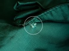 左裾ポケット付け根に僅かなダメージ。