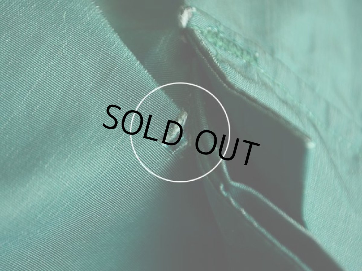 右裾ポケット付け根に僅かなダメージ。