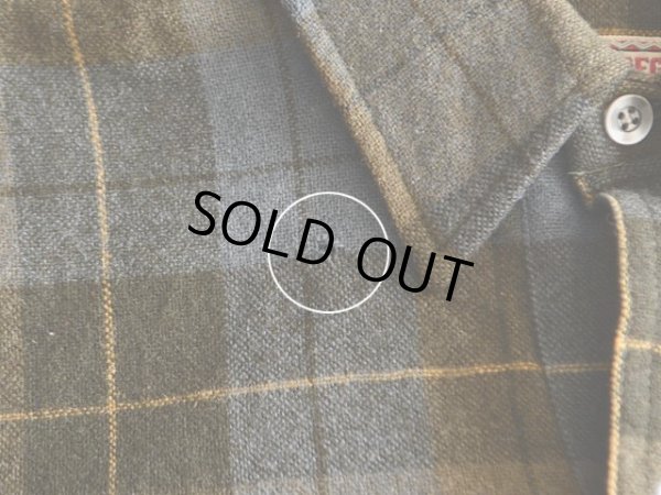 右胸上付近に小さな虫食い。