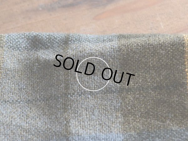 左袖肩の下付近に僅かな虫食い。