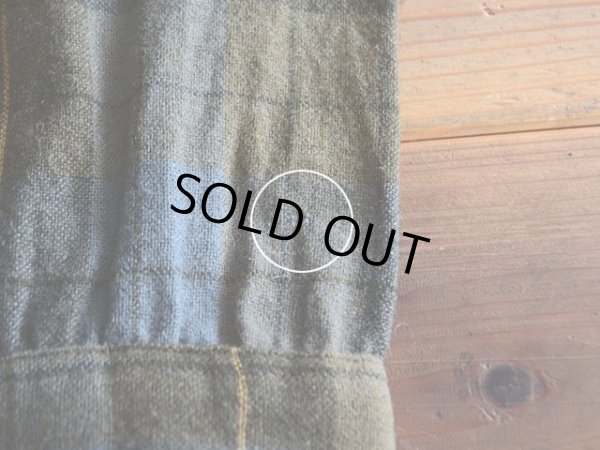 左袖口に僅かな虫食い。