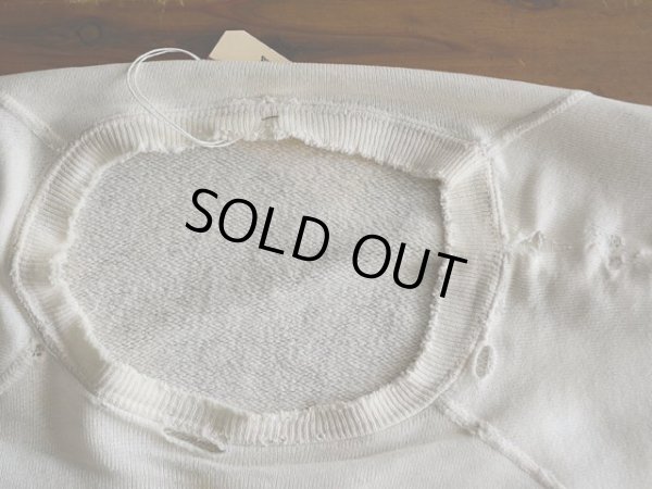 首回りにダメージと生地の薄れ。