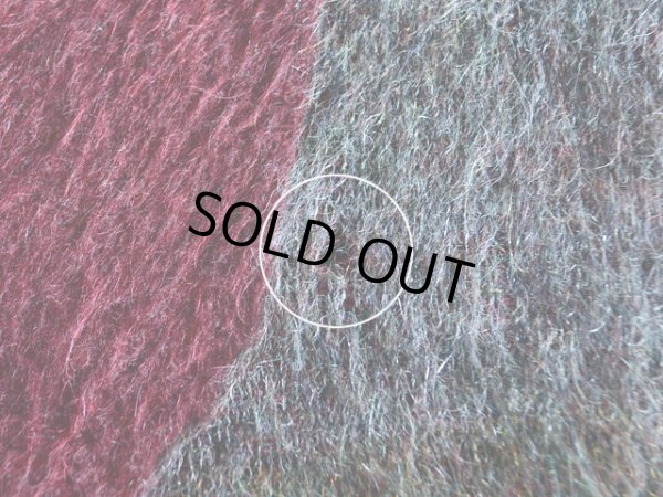 右袖付け根に虫食い。