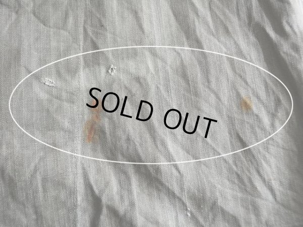 フロント裾付近に少々ダメージ・汚れ。