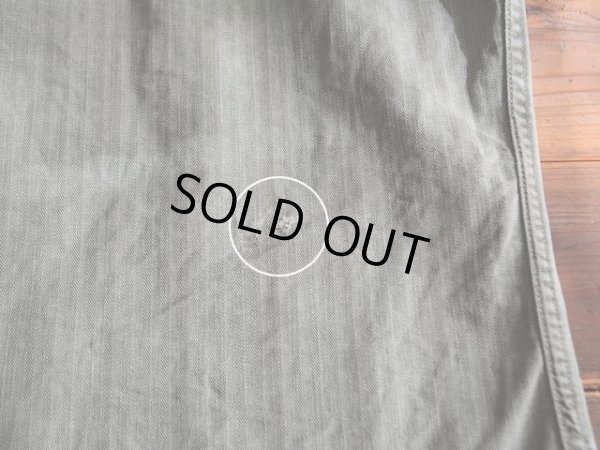 背中に小さなダメージ。