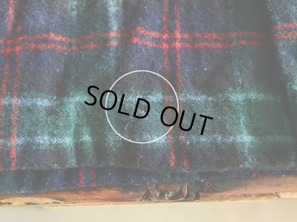 フロント裾に小さな虫食いダメージ。