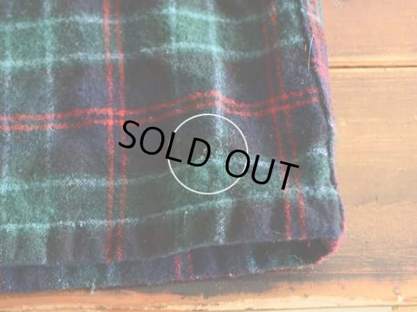 フロント裾に小さな虫食いダメージ。