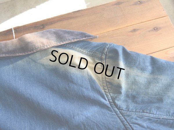 右襟から右肩に激しい日焼け。