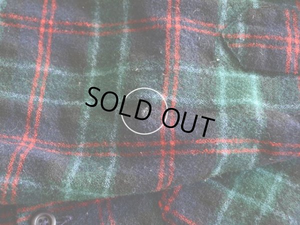 右袖口に小さな虫食いダメージ。