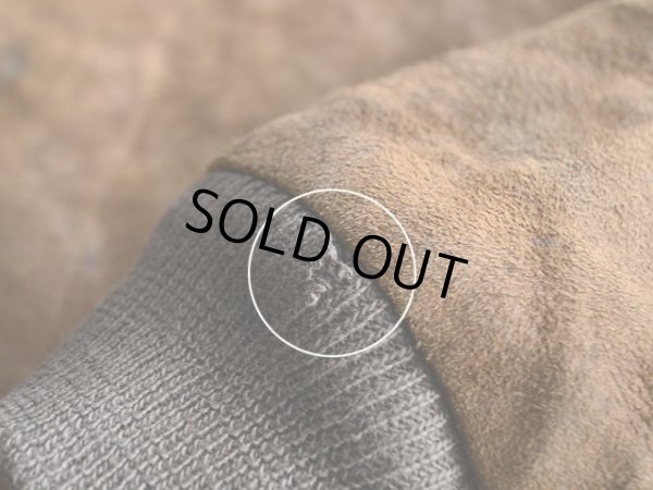 袖リブに僅かなホツレ。