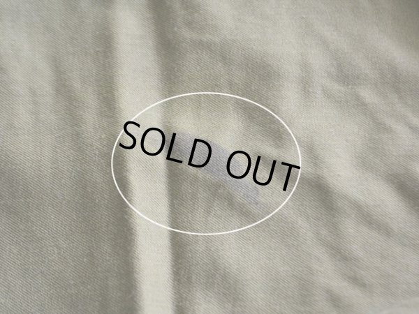 右足膝上付近に多少の汚れ。