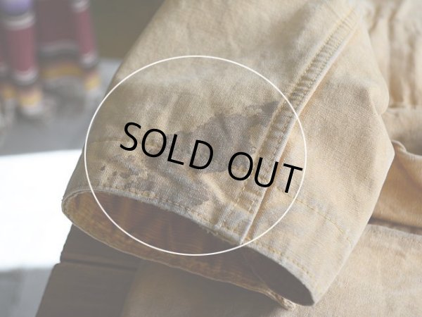 右袖口に汚れ。