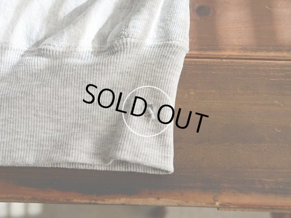 裾リブ右サイドに小さなダメージ。