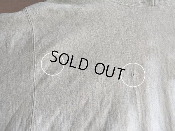 背中に小さなダメージと汚れ。