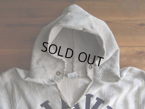 フード・首元にダメージ。