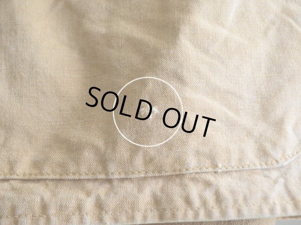 左裾に僅かなダメージ。