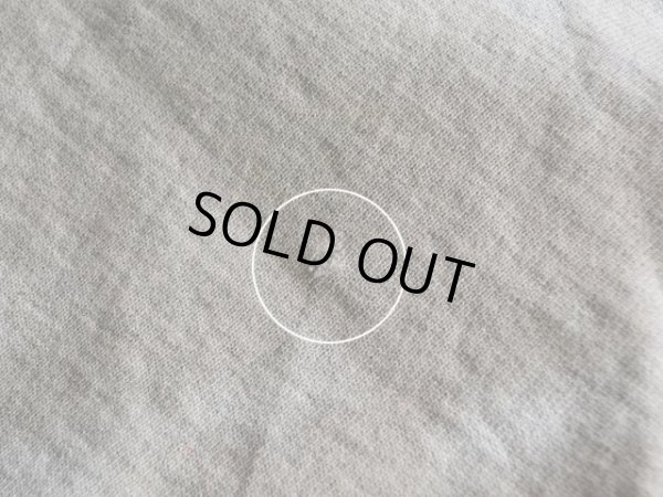 左袖に小さなダメージ。