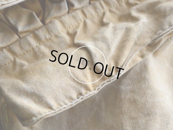 右裾ポケットのフラップに少々汚れ。