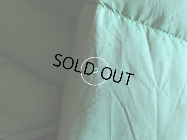 左袖に引っ掛けたような小さな跡。