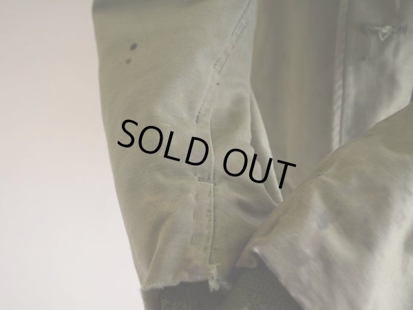 袖に少々汚れ、ステッチホツレ。