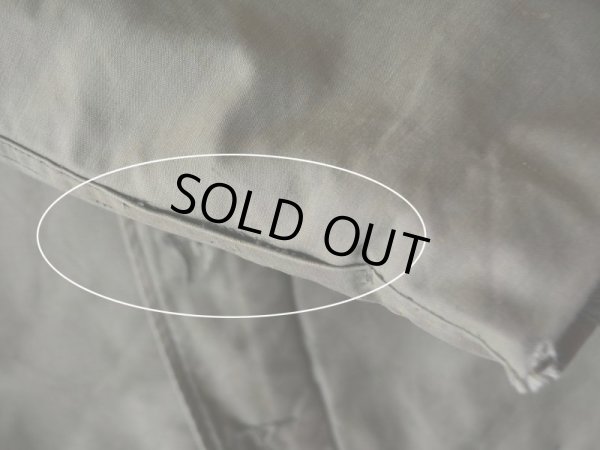 右袖口のステッチホツレ。