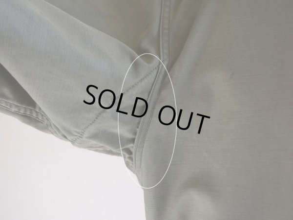 右袖付け根の脇付近にステッチホツレ。