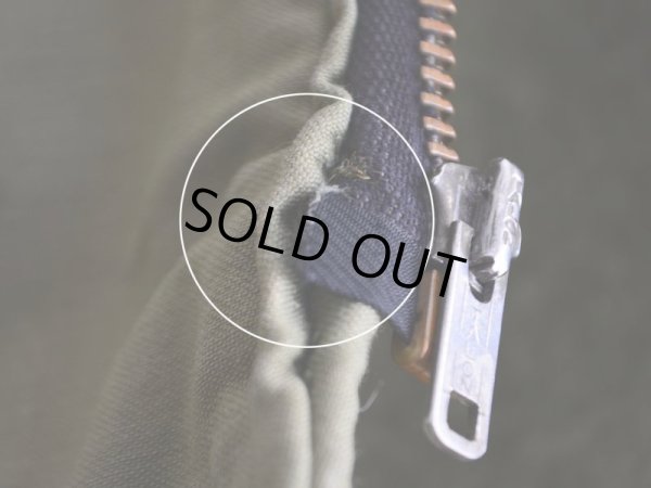 ジッパーテープ付け根のステッチホツレ。