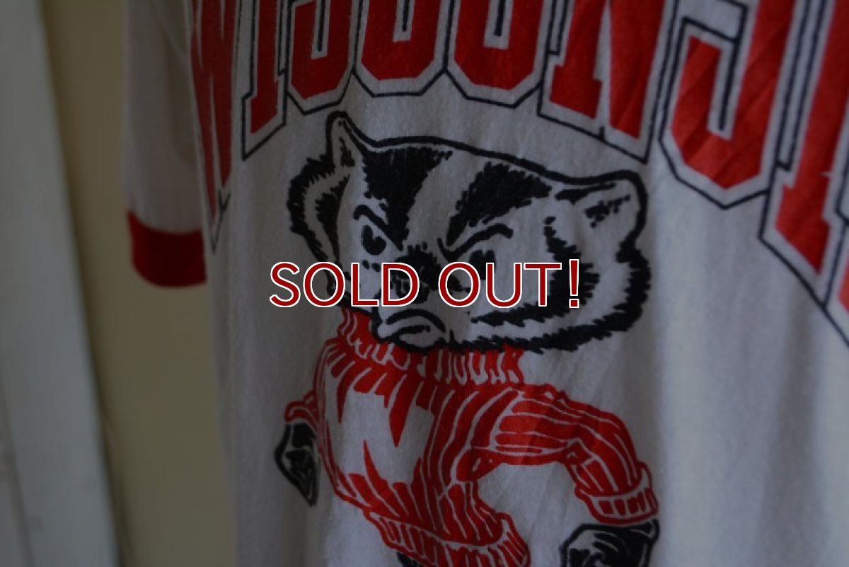 画像9: 1980s WISCONSIN Bucky Badger リンガーTシャツ　 両面プリント　 表記XL  (9)