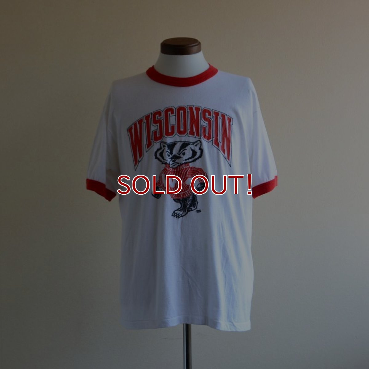 画像1: 1980s WISCONSIN Bucky Badger リンガーTシャツ　 両面プリント　 表記XL  (1)