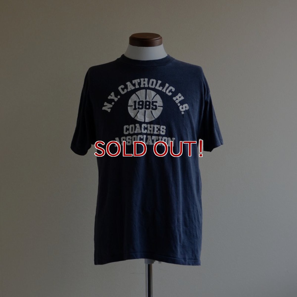 画像1: 1980s N.Y.CATHOLIC H.S. カレッジTシャツ　 両面プリント　 表記XL  (1)