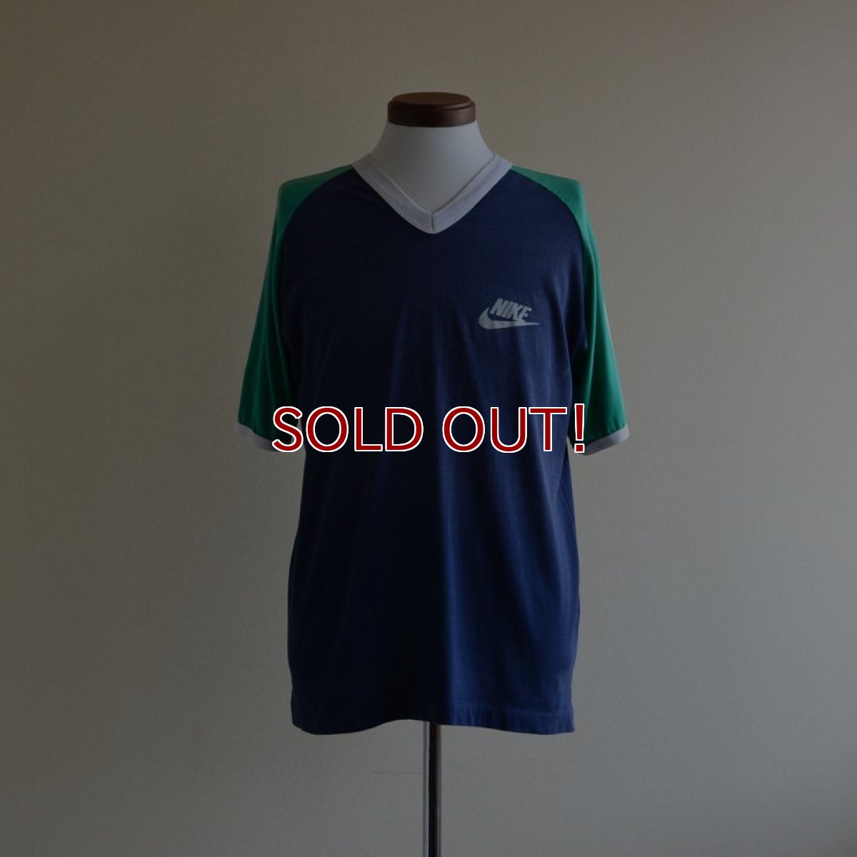 画像1: 1970s NIKE VネックTシャツ　 表記L  (1)