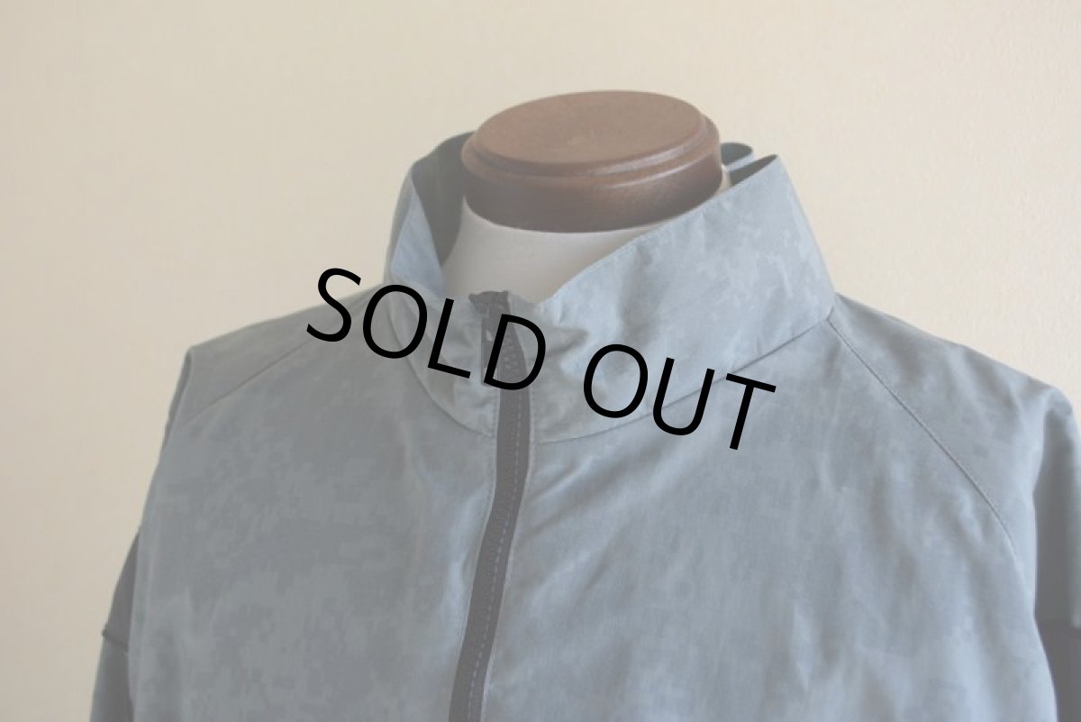 画像6: 2010s US.ARMY PFU ナイロントレーニングジャケット　 全面ACU迷彩リフレクト　 表記LARGE-REGULAR  (6)