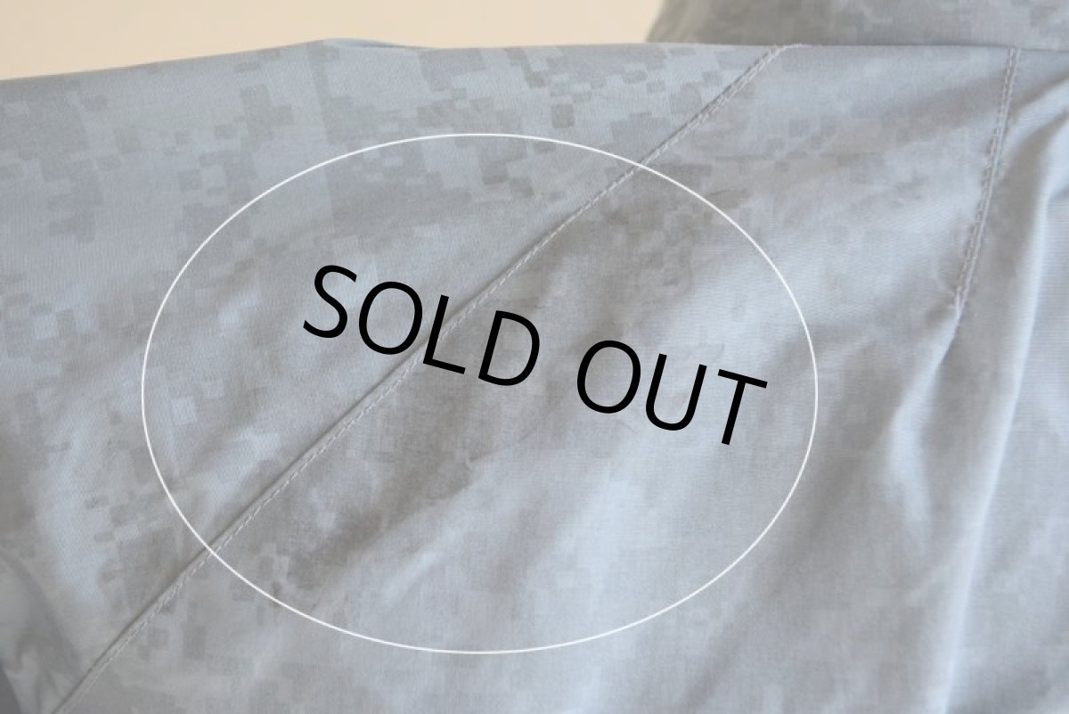 画像16: 2010s US.ARMY PFU ナイロントレーニングジャケット　 全面ACU迷彩リフレクト　 表記MEDIUM-REGULAR  (16)