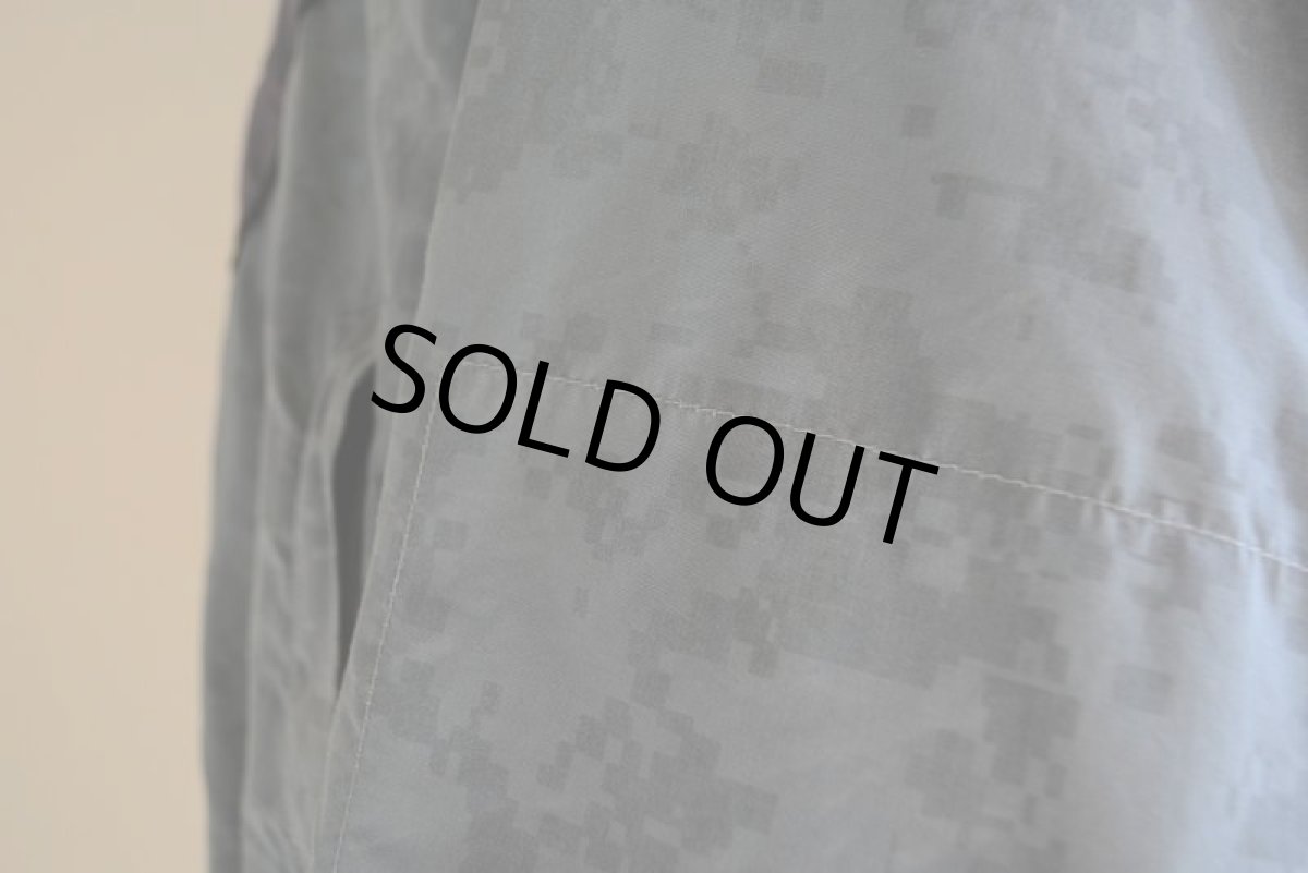 画像12: 2010s US.ARMY PFU ナイロントレーニングジャケット　 全面ACU迷彩リフレクト　 表記MEDIUM-REGULAR  (12)