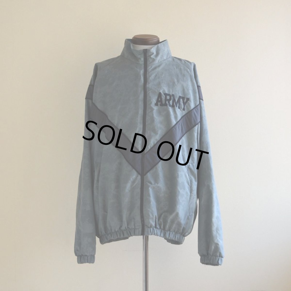 画像1: 2010s US.ARMY PFU ナイロントレーニングジャケット　 全面ACU迷彩リフレクト　 表記LARGE-REGULAR  (1)