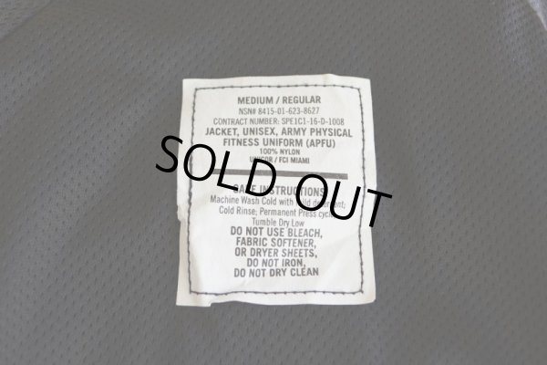 画像16: 2010s US.ARMY APFU ナイロントレーニングジャケット　 表記MEDIUM-REGULAR 