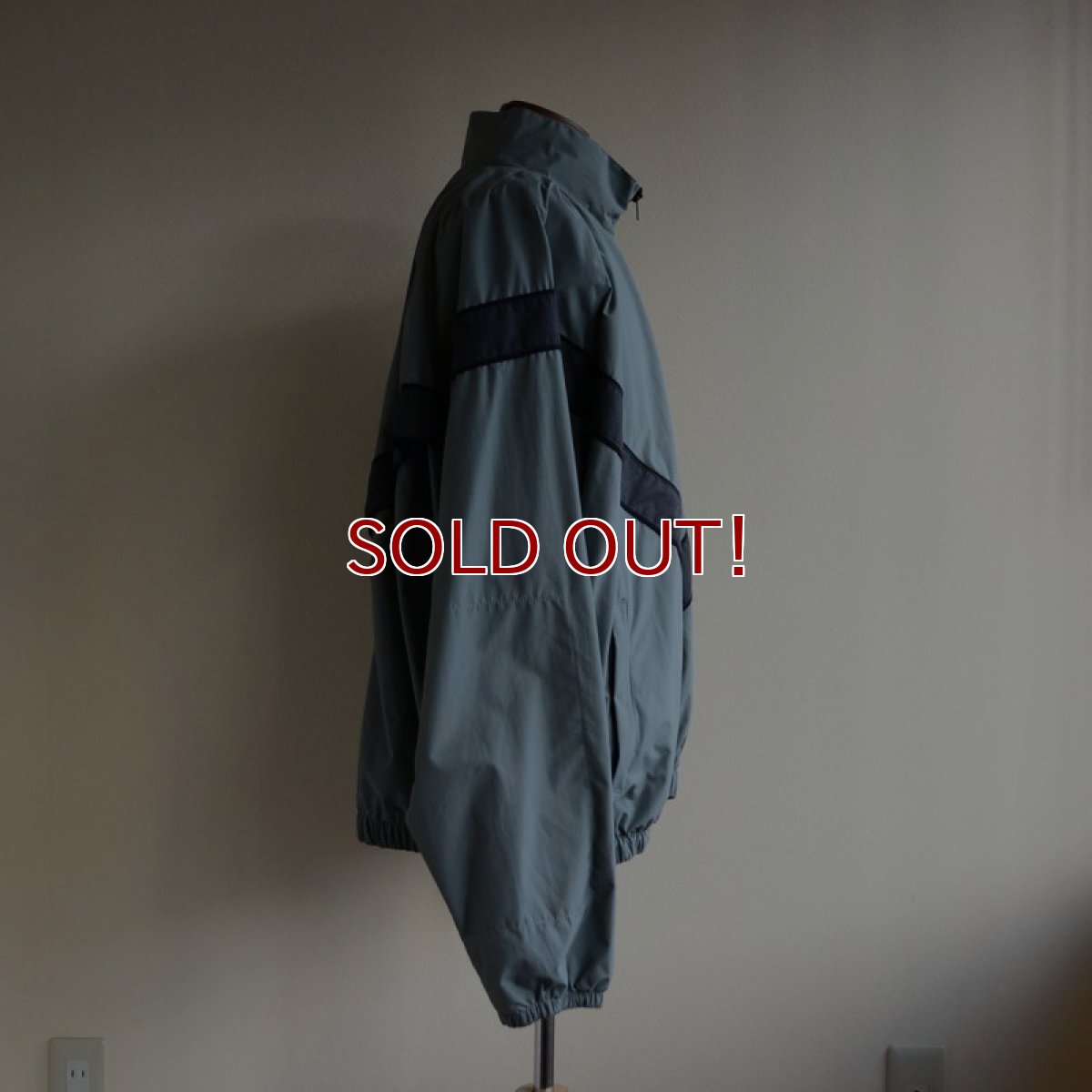 画像2: 2000s US.ARMY IPFU ナイロントレーニングジャケット　 表記LARGE-REGULAR  (2)