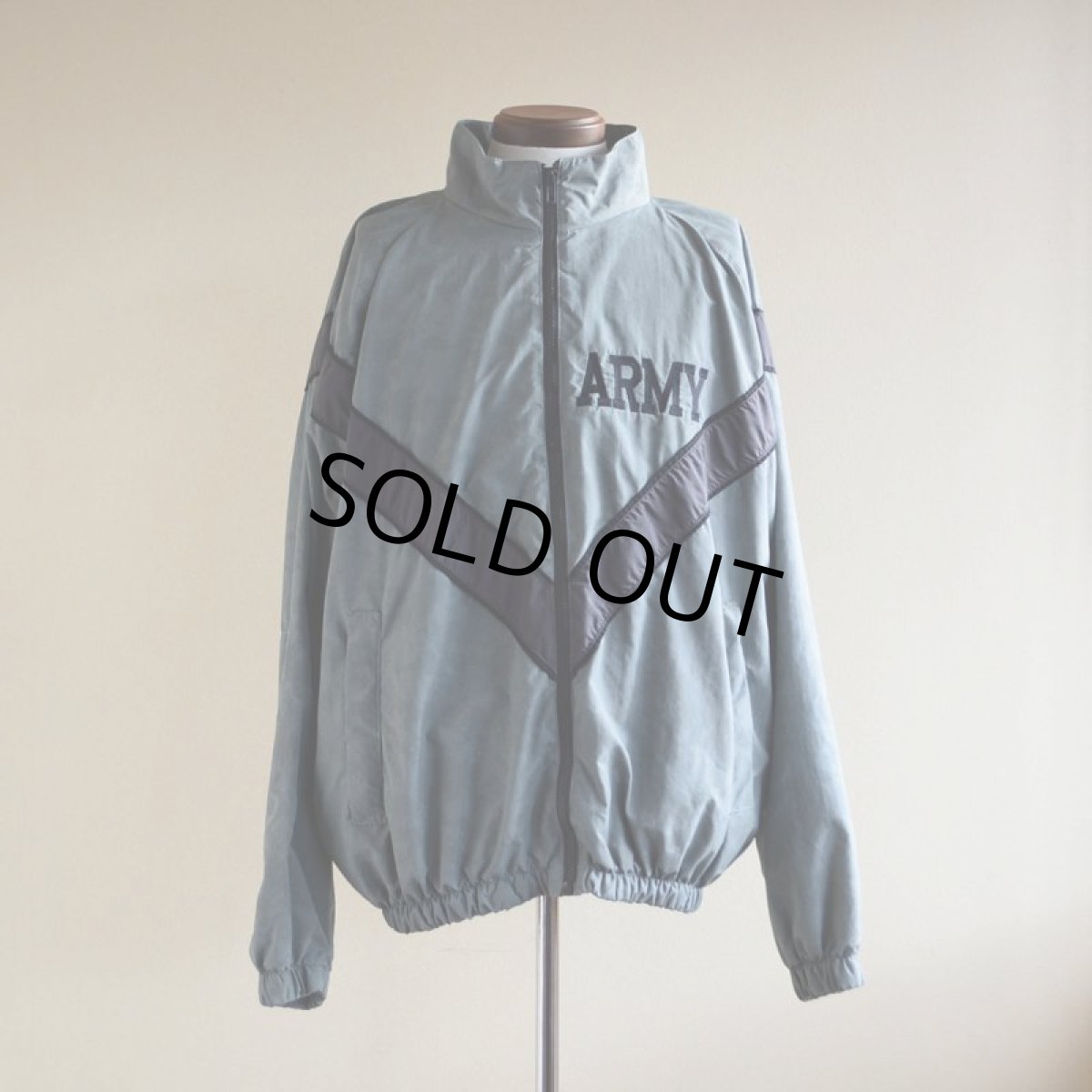 画像1: 2000s US.ARMY IPFU ナイロントレーニングジャケット　 全面ACU迷彩リフレクト　 表記MEDIUM-REGULAR  (1)