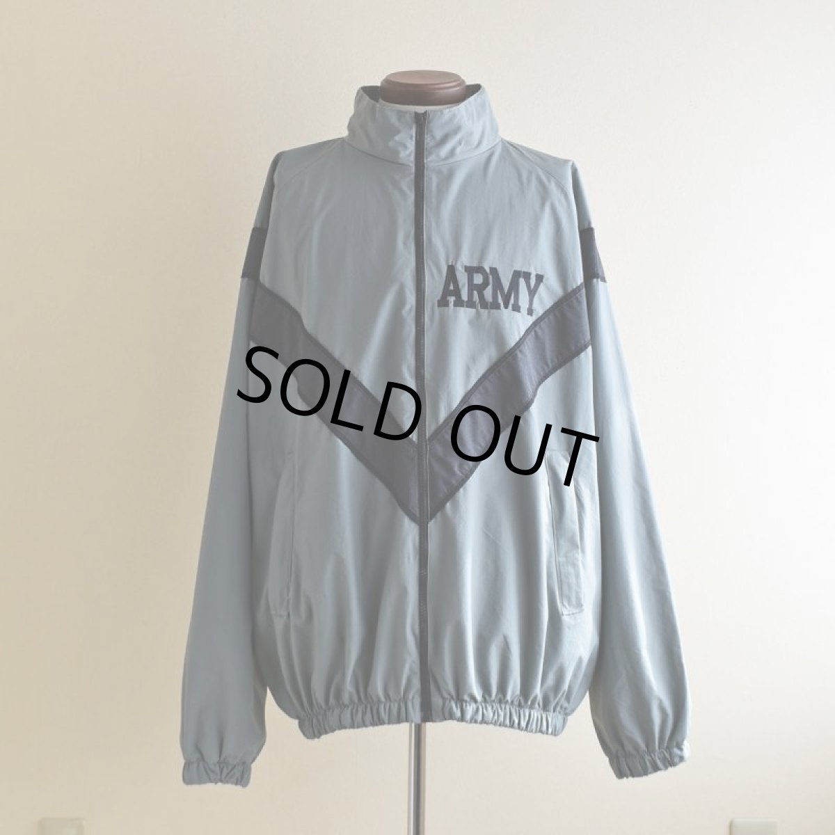 画像1: 2000s US.ARMY IPFU ナイロントレーニングジャケット　 表記MEDIUM-LONG  (1)