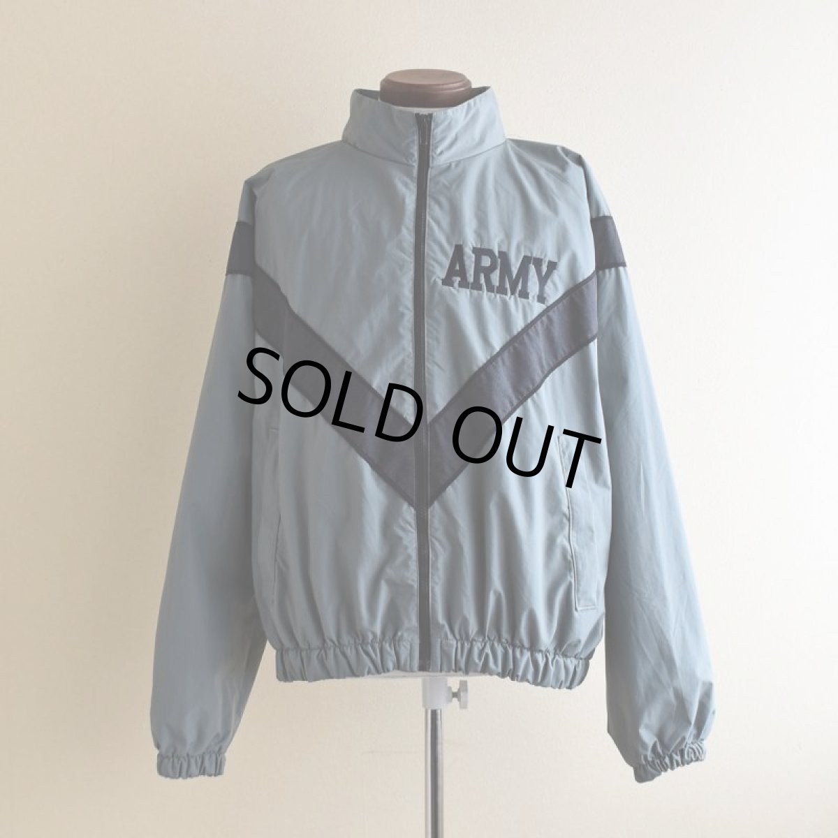 画像1: 2000s US.ARMY PFU ナイロントレーニングジャケット　 表記SMALL-REGULAR  (1)