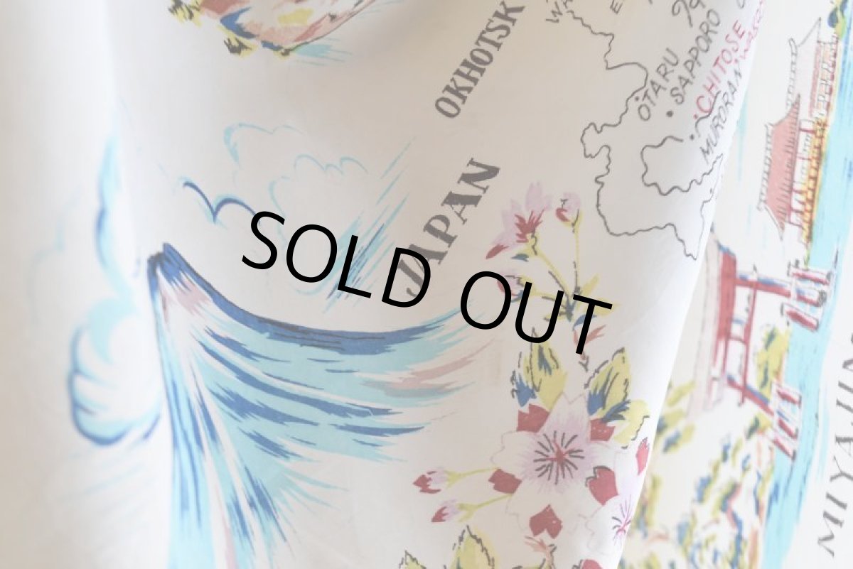 画像2: JAPAN スーベニアシルクスカーフ　 実寸67cm×71cm  (2)