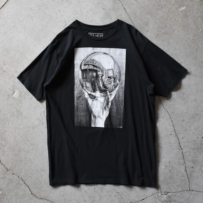 M.C.ESCHER アートTシャツ 「写像球体を持つ手」 表記XL - 古着屋