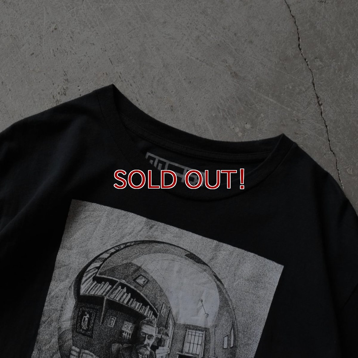 画像2: M.C.ESCHER アートTシャツ　 「写像球体を持つ手」　 表記XL  (2)