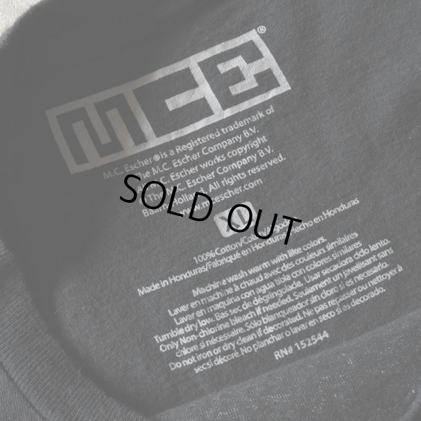 画像3: M.C.ESCHER アートTシャツ　 「写像球体を持つ手」　 表記XL 